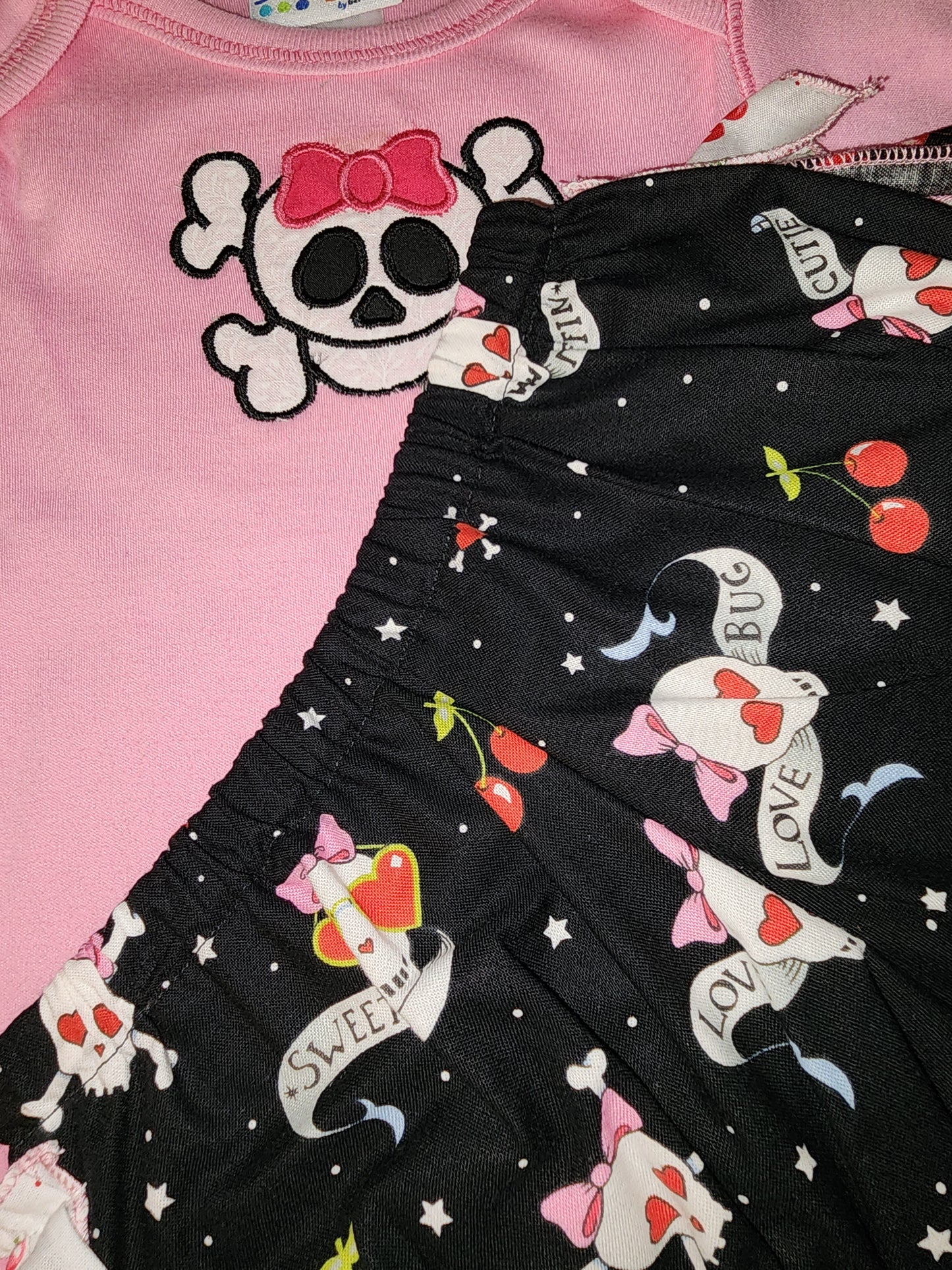 Skull And Cross Bone Size 12/18 Ruffle Bottom Set